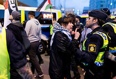 Likus valandai iki &bdquo;Eurovizijos&ldquo; finalo prie Malmės arenos policija sulaikė kelias de&scaron;imtis Palestinos rėmėjų