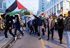 Likus valandai iki &bdquo;Eurovizijos&ldquo; finalo prie Malmės arenos policija sulaikė kelias de&scaron;imtis Palestinos rėmėjų