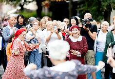 Teatrali&scaron;ka romų eisena su žirgais