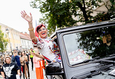 Teatrali&scaron;ka romų eisena su žirgais
