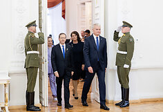 Isaakas Hercogas, Gitanas Nausėda