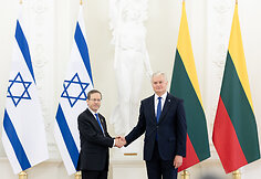 Isaakas Hercogas, Gitanas Nausėda