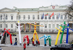 Instaliacija &ndash; bestuburių oro žmogeliukų parkas