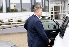 Fortunatas Dirginčius su pareigūnais paliko NMA pastatą