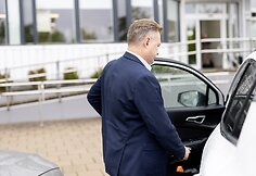 Fortunatas Dirginčius su pareigūnais paliko NMA pastatą