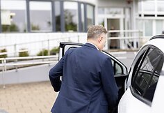 Fortunatas Dirginčius su pareigūnais paliko NMA pastatą