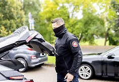 Fortunatas Dirginčius su pareigūnais paliko NMA pastatą