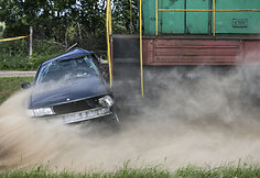 Lokomotyvas nudaužė pervažoje sustojusį automobilį