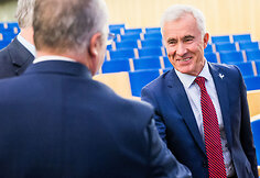 Naujos kadencijos Seimo nariams teikiami pažymėjimai