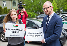  Futbolo sirgaliai surengė protesto akciją prie&scaron; Lietuvos futbolo federacijos konferenciją