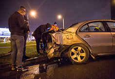 &bdquo;Mercedes-Benz&ldquo; trenkėsi į ap&scaron;vietimo stulpą Konstitucijos prospekto žiede