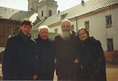 Dalia Ibelhauptaitė ir Dexteris Fletcheris (kairėje) su Tėvu Stanislovu (trečias i&scaron; kairės)