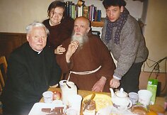 Jaunieji su monsinjoru Kazimieru Vasiliausku (kairėje) ir Tėvu Stanislovu