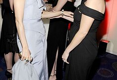 Reese Witherspoon ir dizainerė Tory Burch (kairėje)
