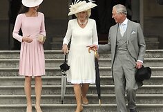I&scaron; kairės: Kembridžo hercogienė Catherine ir Kornvalio hercogienė Camilla su vyru, princu Charlesu