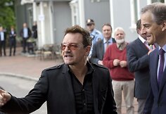 Dainininkas Bono (kairėje) su Norvegijos užsienio reikalų ministru Jonasu Gahru Stoere