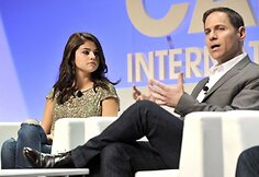 Selena Gomez ir MTV kanalo prezidentas Stephenas Friedmanas