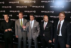 Iš kairės: Jeanas-Claude'as Van Damme'as, Arnoldas Schwarzeneggeris, Sylvesteris Stallone, Jasonas Stathamas ir Dolphas Lundgrenas