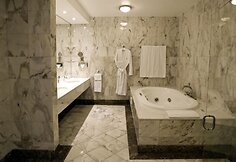 Prezidentinių apartamentų, kuriuose gyveno Lady Gaga, vonios kambarys