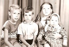 Gytis Ivanauskas vaikystėje (kairėje)