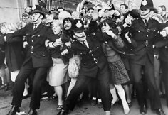 &bdquo;The Beatles&ldquo; gerbėjos veržiasi pamatyti grupės (1965 m.)
