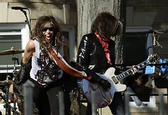 &bdquo;Aerosmith&ldquo; vokalistas Stevenas Tyleris (kairėje) ir gitaristas Joe Perry