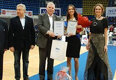 Natalja Chrustaliova su konkurso organizatoriais
