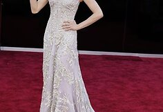 Stilius: Amanda Seyfried ir „Alexander McQueen“ suknelė