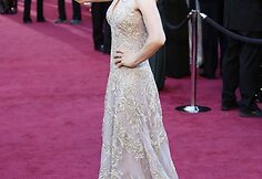 Stilius: Amanda Seyfried ir „Alexander McQueen“ suknelė