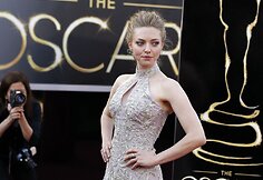 Stilius: Amanda Seyfried ir „Alexander McQueen“ suknelė
