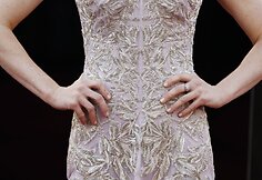 Stilius: Amandos Seyfried „Alexander McQueen“ suknelė
