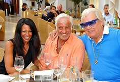 Jeanas Paulis Belmondo (centre) su drauge Barbara Gandolfi