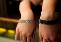 Žilvino Grigaičio dovanotos, &bdquo;Swarovski&ldquo; kristalais inkrustuotos apyrankės ant &bdquo;SiSi&ldquo; merginų rankų