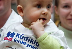 „Kūdikių lenktynių“ akimirka