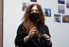 Galerijoje &bdquo;Kunstkamera&ldquo; spaudos konferencija, kurioje buvo pristatyta problema &ndash; galimi kūrinių falsifikatai