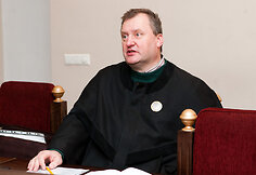 Kaltinamieji teisme nepasirodė. Į posėdį atėjo tik prokuroras ir advokatai.