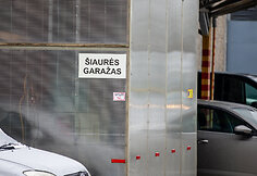&Scaron;iaurės garažuose policija laužiasi ne tik į juos, bet ir į ten esančius seifus