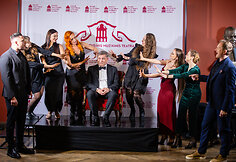 Kęstučiui Jak&scaron;tui jubiliejaus proga Kauno muzikinio teatro artistai surengė specialų pasirodymą
