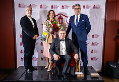 Kęstučiui Jak&scaron;tui jubiliejaus proga Kauno muzikinio teatro artistai surengė specialų pasirodymą