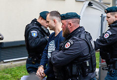 Benas Mikutavičius atvežtas į teismą