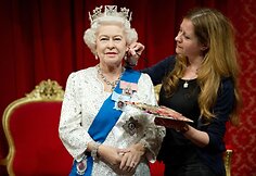 "Madame Tussauds" muziejaus darbuotojai naująją va&scaron;kinę karalienės Elizabeth II skulptūrą papuo&scaron;ė net 53 tūkst. "Swarovski" akmenukų nusagstyta suknia.