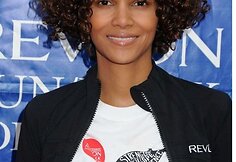 Su tobulu Halle Berry veido ovalu ant kaktos krintančios ve&scaron;lios  garbanos dera tiesiog tobulai