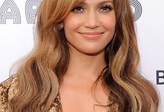 Jennifer Lopez visada atrodo priblo&scaron;kiamai. O kirpčiukai tik pary&scaron;kina scenos dievaitės seksualumą. 
