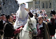 Makedonijoje pagal senas tradicijas nuotaką ant žirgo pas jaunąjį atlydi būsimas &scaron;e&scaron;uras.