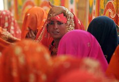 Pakistano nuotakos prie&scaron; masinių tuoktuvių ceremoniją