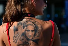 Tragiškai žuvusio motociklininko Marco Simoncelli atvaizdas. Kokia turetum būti aistringa gerbėja, kad tokiu atvaizdu pasipuoštum iki gyvos galvos...