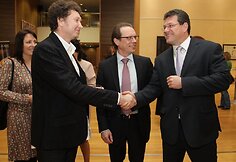 Dailininkas Audrius Gražys (i&scaron; kairės), eurokomisaras Algirdas &Scaron;emeta, EK viceprezidentas Maro&scaron;as &Scaron;efčovičius