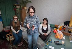 Rasa Kovaliūnienė su dukromis Dovile (de&scaron;inėje) ir Laura