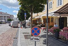 Miesto centro gatvėse - pilna ženklų, draudžiančių statyti automobilius