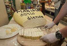 Specialiai &bdquo;Sūrio dienoms&ldquo; - milžini&scaron;kas sūris